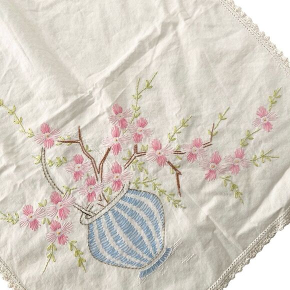 VTG Elegant Vintage Floral Embroidered Linen Table Runner, Dresser Scarf in OS - Picture 6 of 13